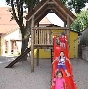 Garten mit Spielplatz_1